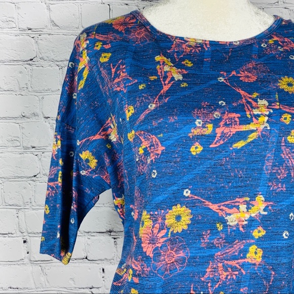 Lularoe Irma Blouse Top mid sleeve size Small - Picture 2 of 4